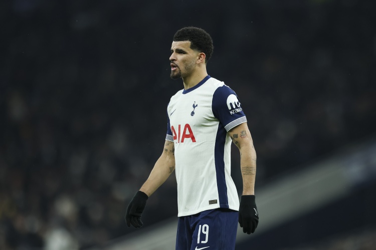 放松身心！克雷桑晒视频，与伴侣在电玩城玩投篮机、足球游戏